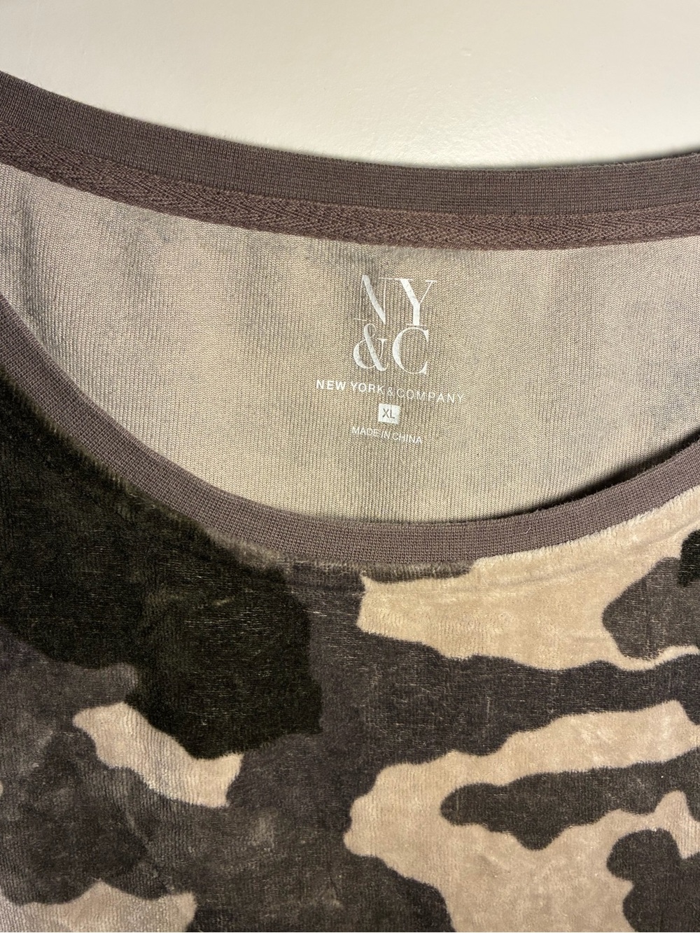New York & Company Camouflage Crewneck Velour Sweatshirt in neutral tones XL - Picture 3 of 3